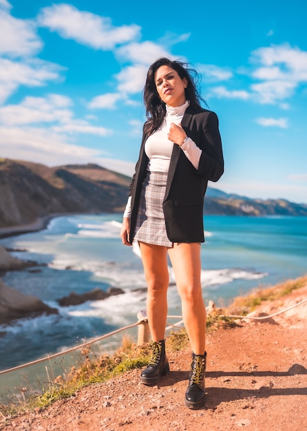 Une jeune brune bénéficiant d'un après-midi d'été sur la côte du pays basque, zumaia. Gipuzkoa