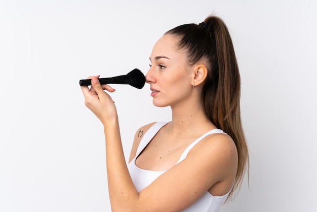 Jeune, brunette, femme, isolé, blanc, mur, tenue, maquillage, brosse