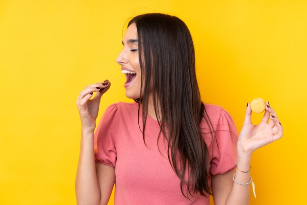 Jeune, brunette, femme, tenue, coloré, français, macarons, manger