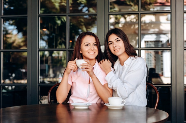 Jeune, brunette, poser, magnifiquement, café, boire, café