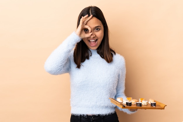 Jeune, brunette, race mélangée, femme, tenue, sushi