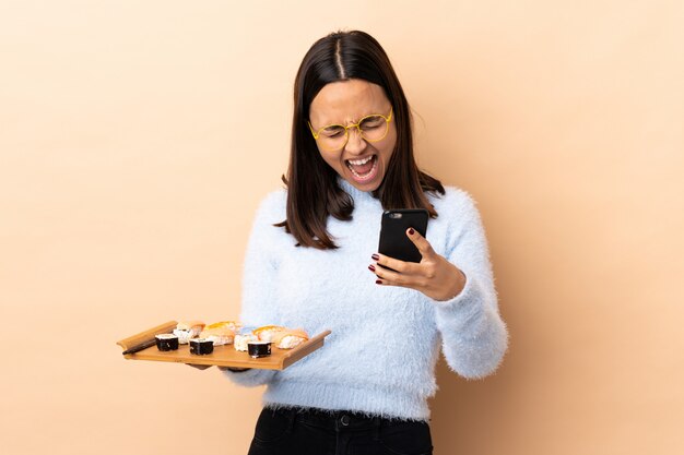 Jeune, brunette, race mélangée, femme, tenue, sushi