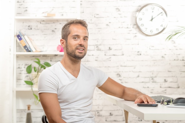 Jeune cadre dans son bureau