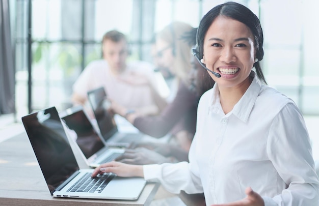 jeune caméraman asiatique regardant la caméra au bureau