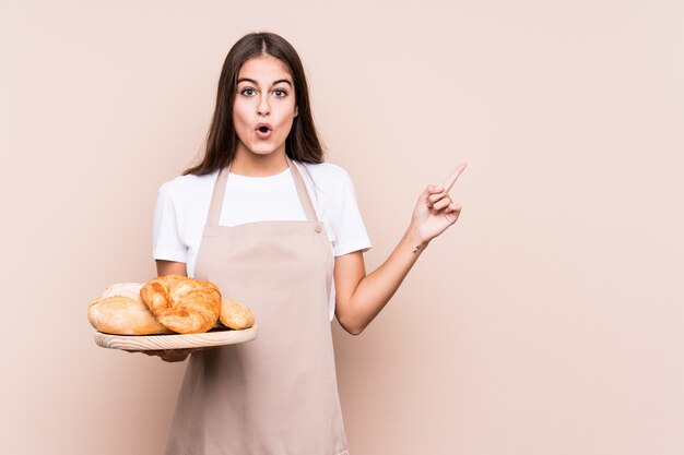 Jeune, caucasien, boulanger, femme, isolé, pointage, côté