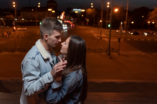 jeune, caucasien, couple, danse, soir, ville, fond