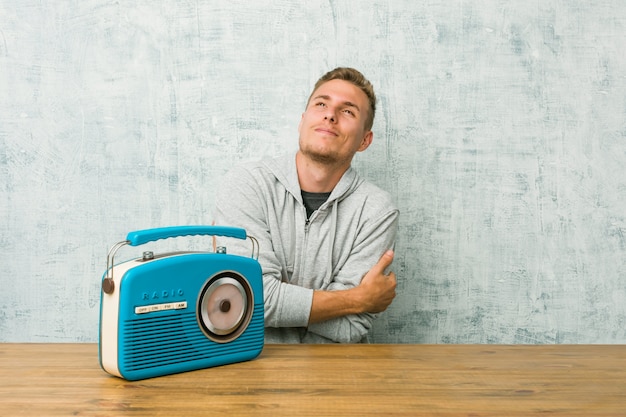 Jeune, caucasien, écoute, radio, câlins, sourire, insouciant, heureux