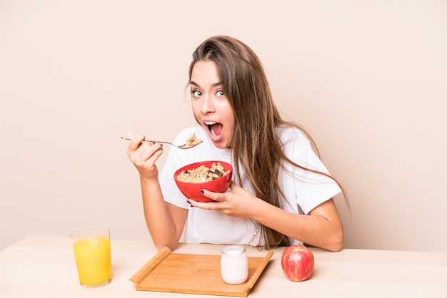 Jeune, caucasien, femme, avoir, petit déjeuner