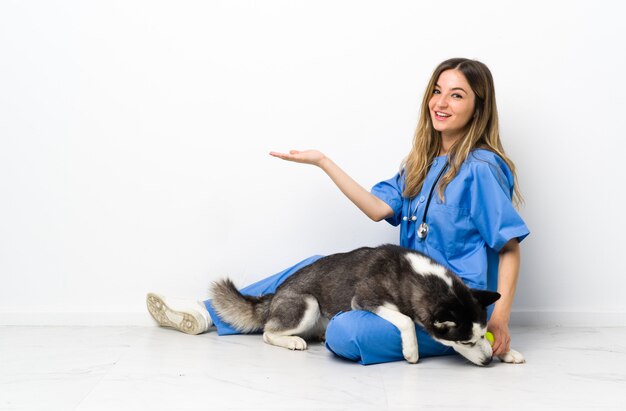 Jeune, caucasien, femme, chien, isolé, mur