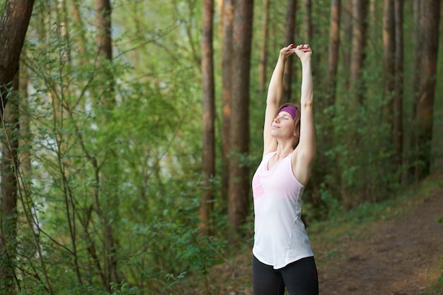 Jeune, caucasien, femme, dans, sport, tenue, stratching, avant, faire jogging, dans, forêt