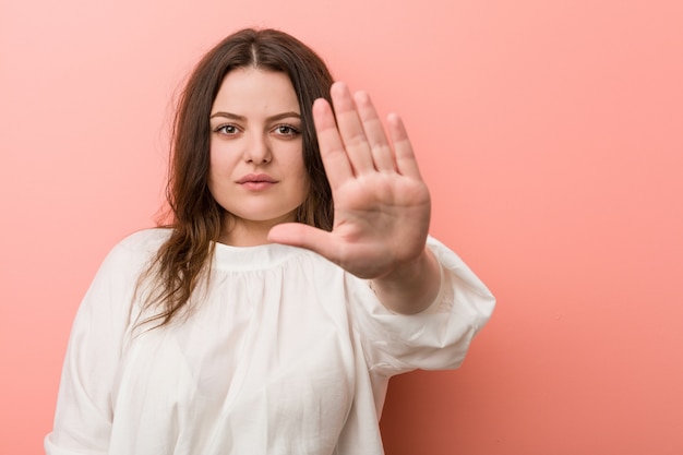 Jeune, caucasien, femme, debout, contre, rose, fond