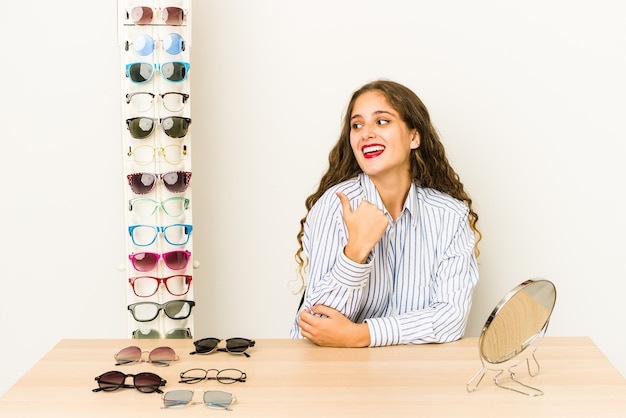 Jeune, caucasien, femme, essayer, lunettes, isolé