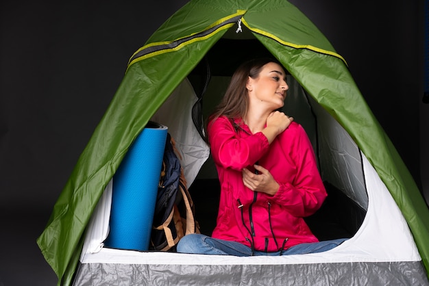 Jeune, caucasien, femme, intérieur, camping, vert, tente, souffrance, douleur, épaule, avoir, fait, effort