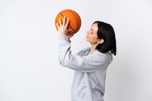 Jeune, caucasien, femme, isolé, blanc, jouer basket