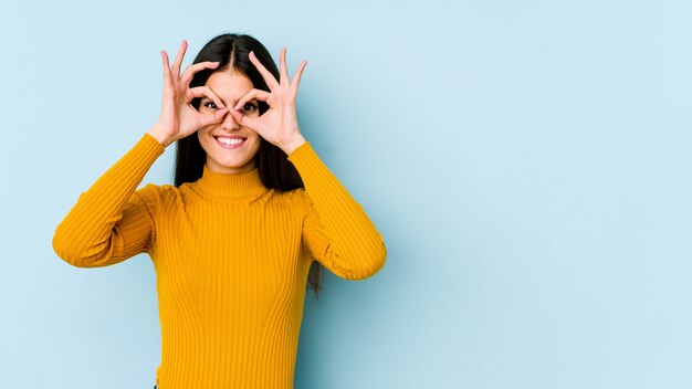 Jeune, caucasien, femme, isolé, bleu, mur, projection, correct, signe, yeux