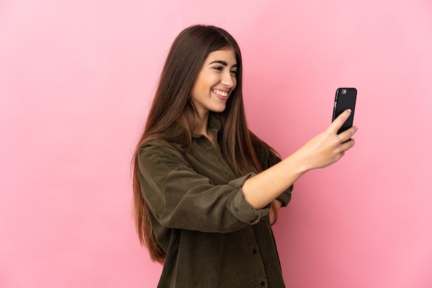 Jeune, caucasien, femme, isolé, faire, a, selfie