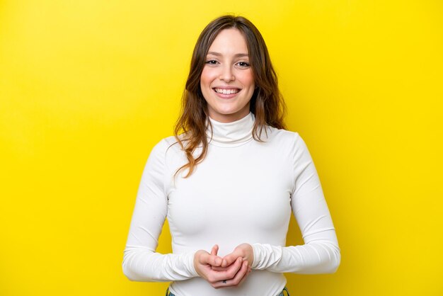 Jeune, caucasien, femme, isolé, sur, fond jaune, rire