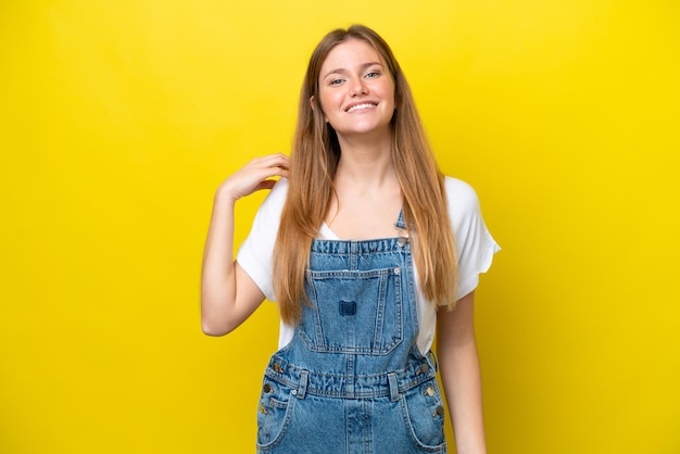 Jeune, caucasien, femme, isolé, sur, fond jaune, rire