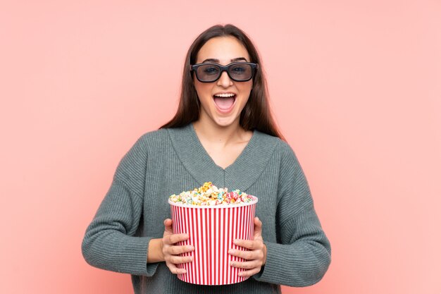 Jeune, caucasien, femme, isolé, rose, 3d, lunettes, tenue, grand, seau, pop-corn