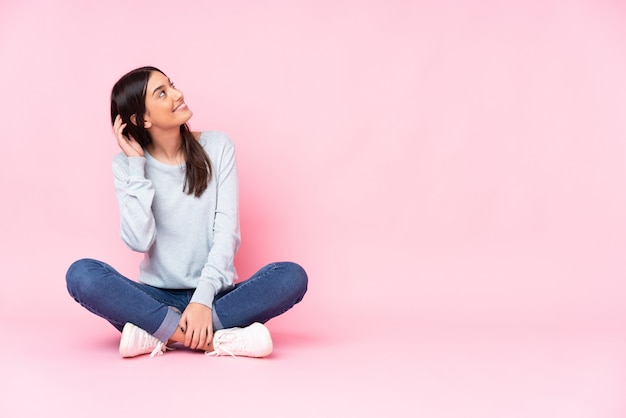 Jeune, caucasien, femme, isolé, rose