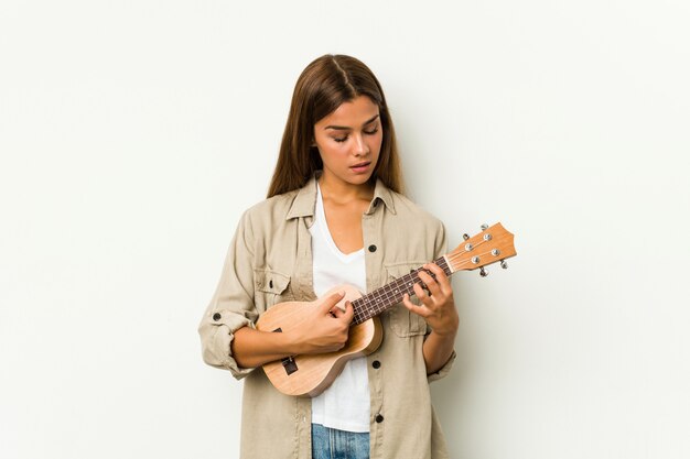 Jeune, caucasien, femme, jouer, ukelele