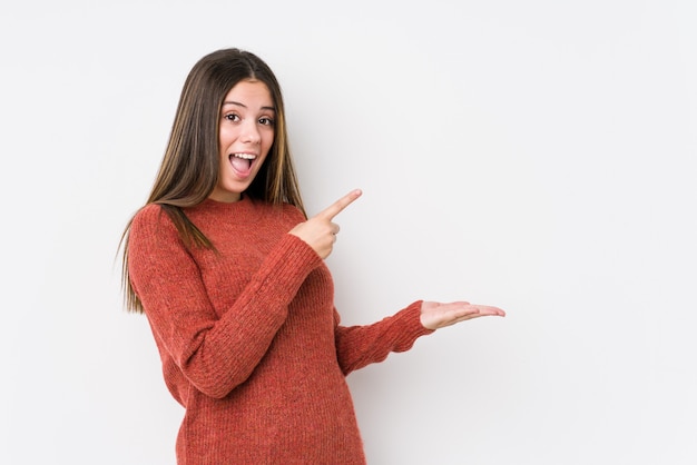 Jeune, caucasien, femme, poser, isolé