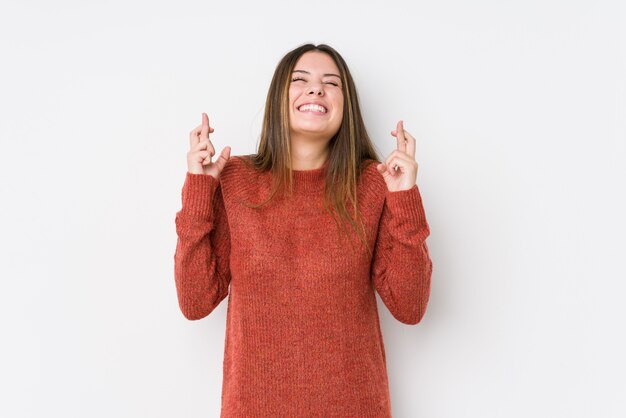 Jeune, caucasien, femme, poser, isolé