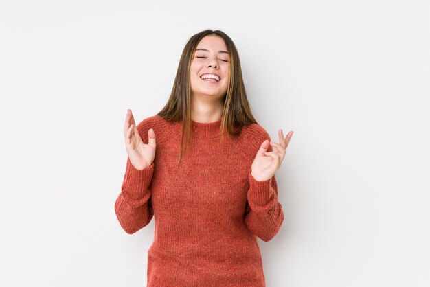 Jeune, caucasien, femme, poser, isolé