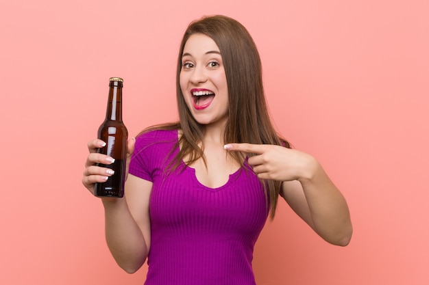 Jeune, caucasien, femme, tenue, a, bouteille bière