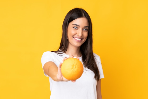 Jeune, caucasien, femme, tenue, orange, isolé, jaune, mur