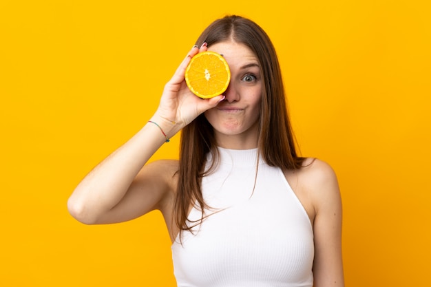 Jeune, caucasien, femme, tenue, orange, orange, mur