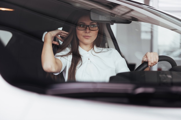 jeune, caucasien, femme, voiture