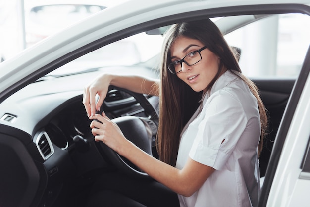 jeune, caucasien, femme, voiture