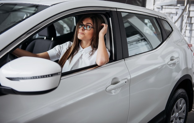 jeune, caucasien, femme, voiture