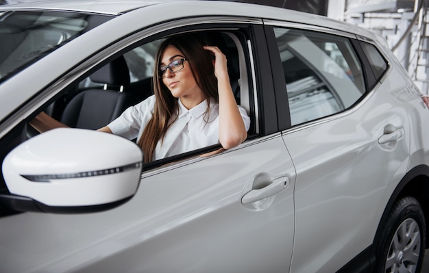 jeune, caucasien, femme, voiture