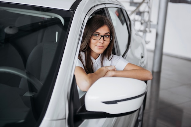 jeune, caucasien, femme, voiture