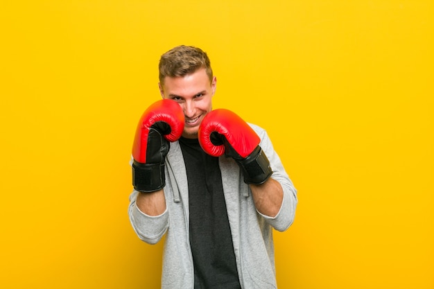 Jeune, caucasien, homme, porter, a, gants boxe