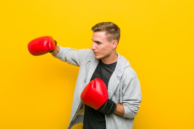 Jeune, caucasien, homme, porter, a, gants boxe