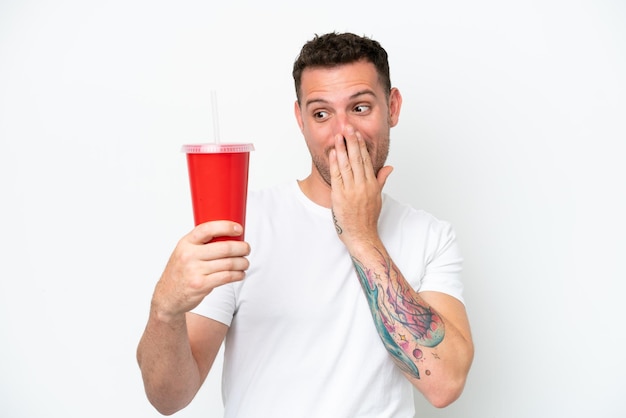 Jeune caucasien soda holding soda isolé sur fond blanc avec une expression faciale surprise et choquée