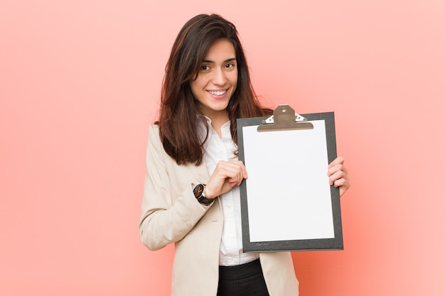 Jeune, caucasien, tenue femme, a, presse-papiers