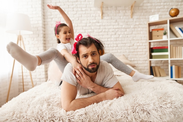 Jeune cavalier est assis sur papa