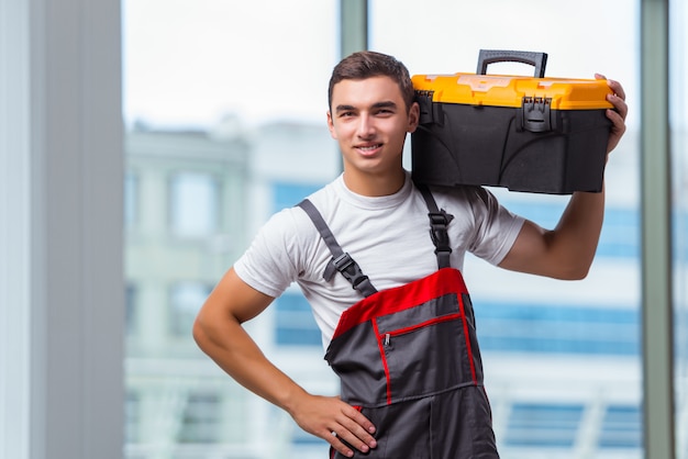 Jeune charpentier travaillant sur un chantier de construction