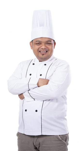 jeune chef asiatique sourire et poser les mains croisées