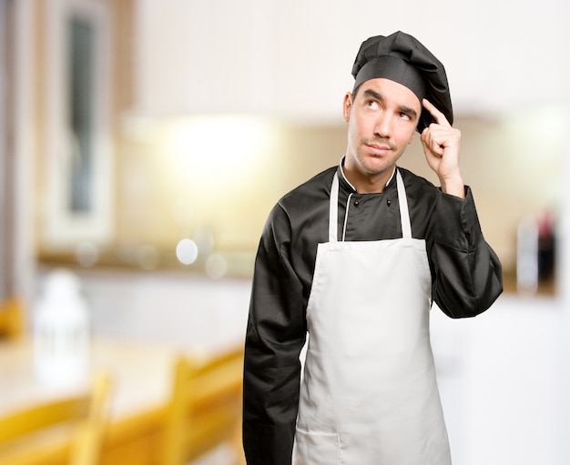 Un jeune chef égaré se demandant