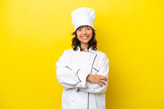 Jeune chef femme latine isolée sur fond jaune