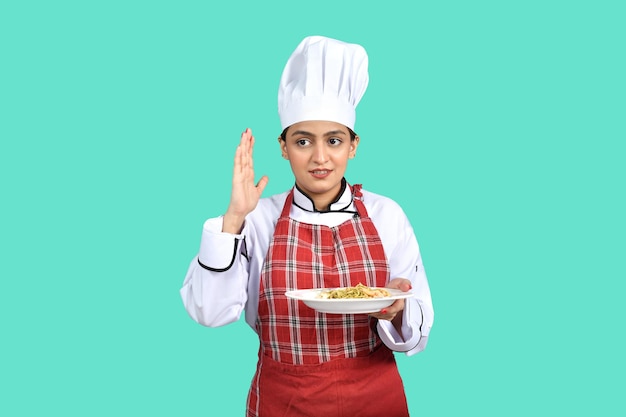 jeune chef fille tenue blanche tenant une assiette modèle pakistanais indien