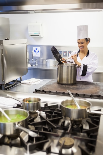 Jeune chef gai, préparer un repas