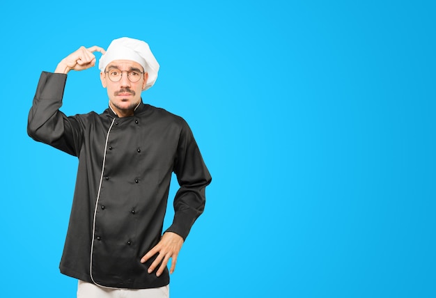 Jeune chef inquiet faisant un geste de confusion