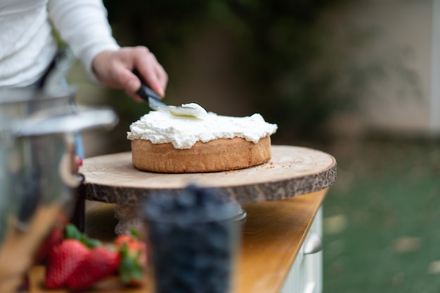 Jeune chef pâtissier cuisine un gâteau sucré dans la cuisine