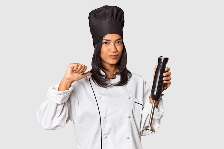 Photo un jeune chef philippin avec un chapeau tenant un mélangeur se sent fier et sûr de lui, un exemple à suivre.